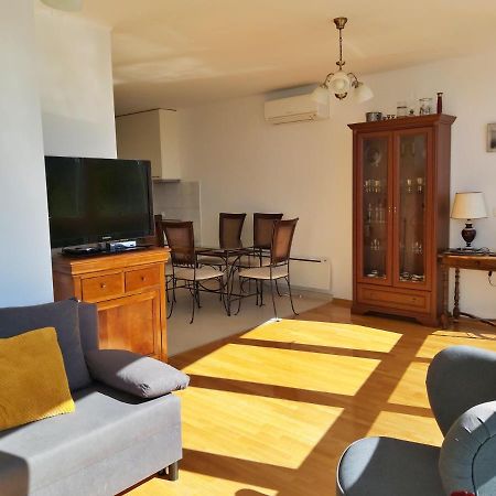 אומיס Apartment Lora מראה חיצוני תמונה