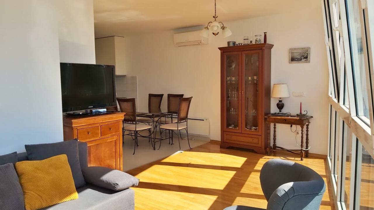 אומיס Apartment Lora מראה חיצוני תמונה