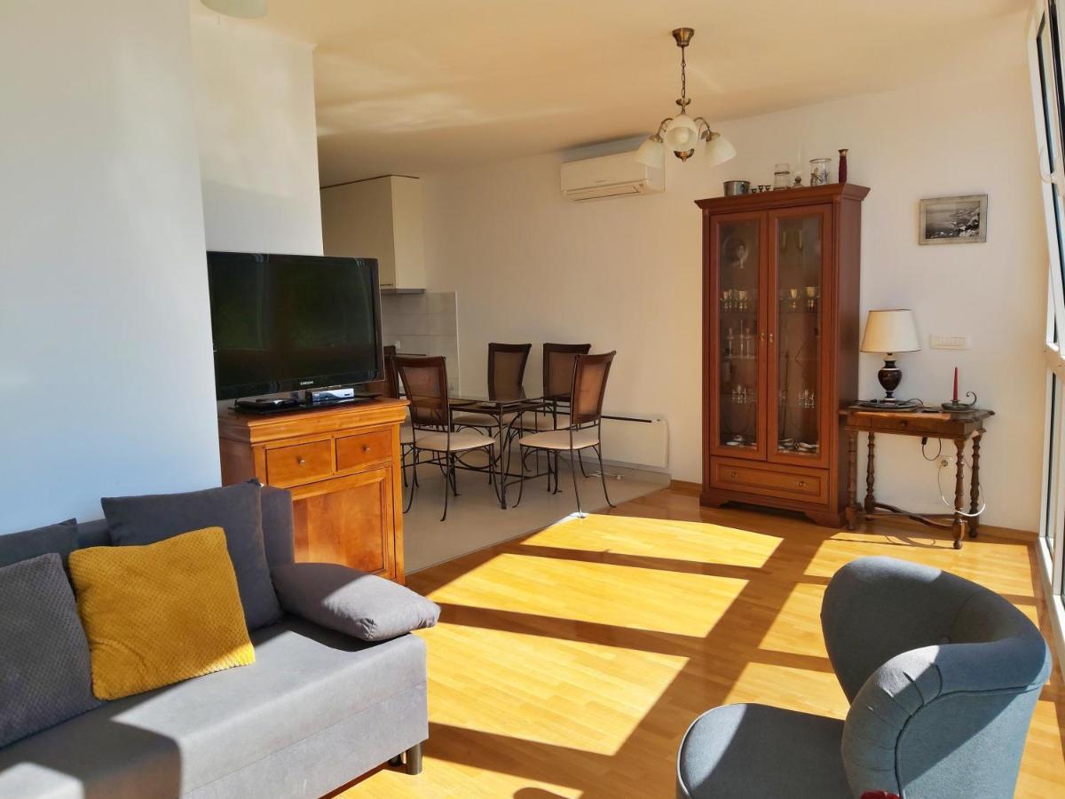 אומיס Apartment Lora מראה חיצוני תמונה