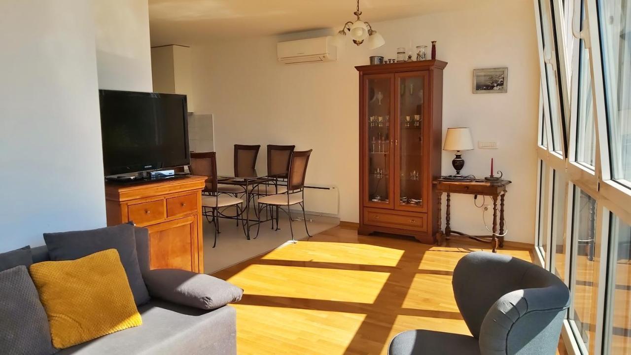 אומיס Apartment Lora מראה חיצוני תמונה